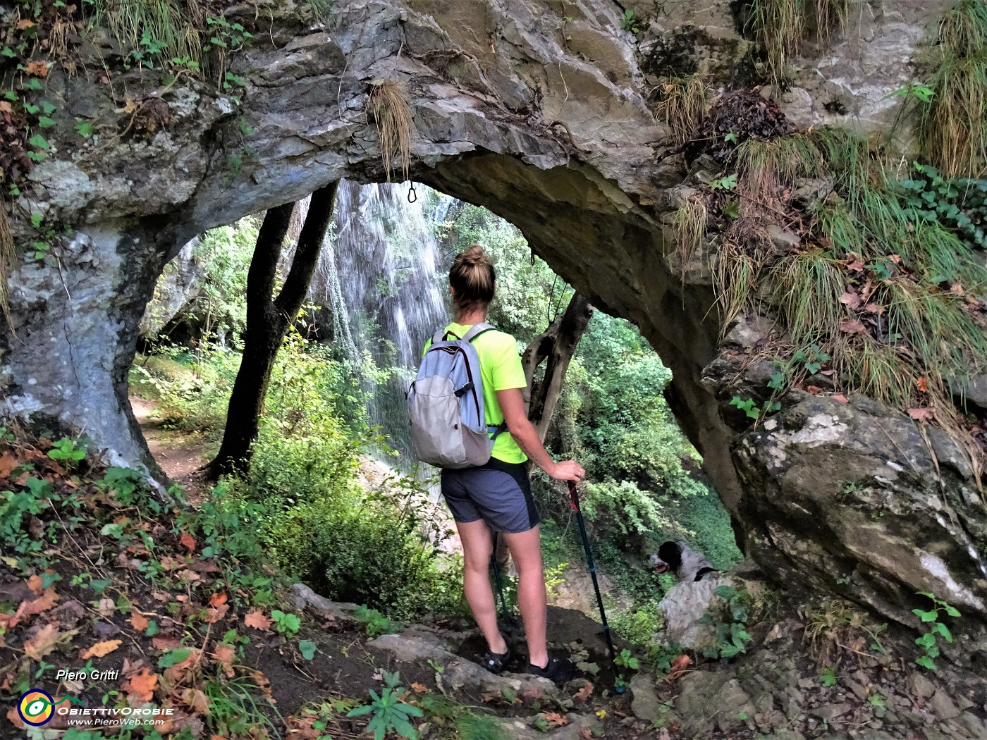 23 Ed eccoci alla 'Grotta dei ladri' con la cascata scrosciante dall'alto.JPG